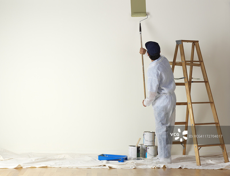 房屋油漆工开始刷一堵大墙图片素材