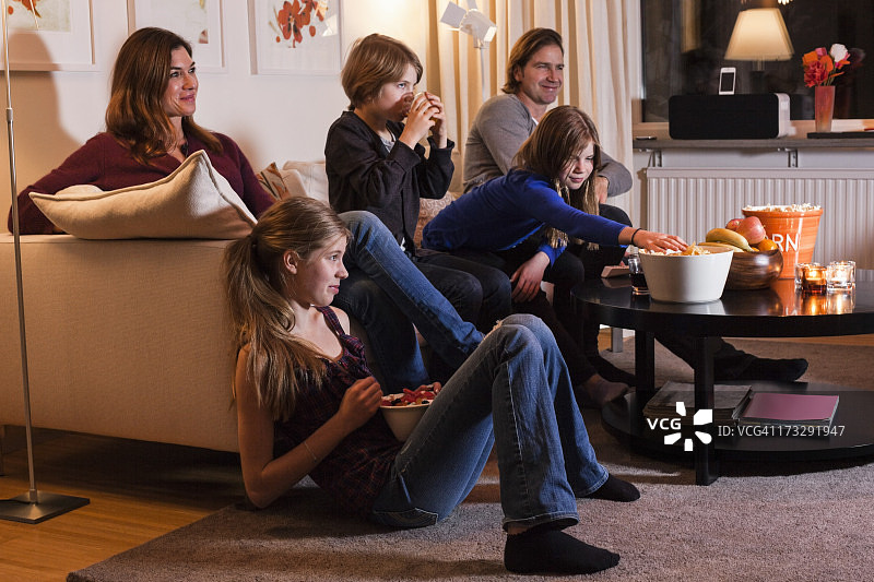 五口之家一起在客厅看电视图片素材