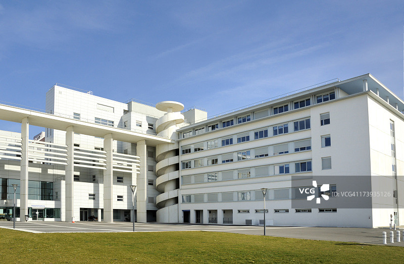 蓝天下的白色医院大楼图片素材