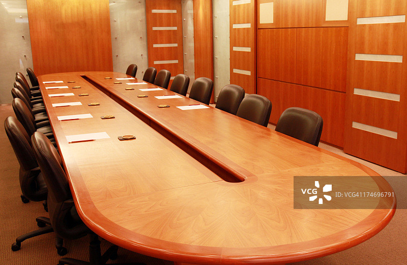 有大木桌和皮椅的会议室图片素材