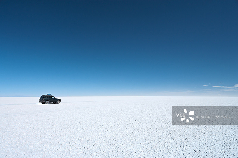 在玻利维亚高原乌尤尼盐湖的四驱车图片素材