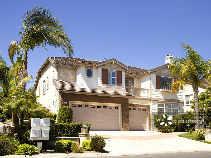加州棕榈树旁的大房子图片素材