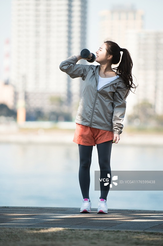 一个为了锻炼而跑步的年轻女子图片素材
