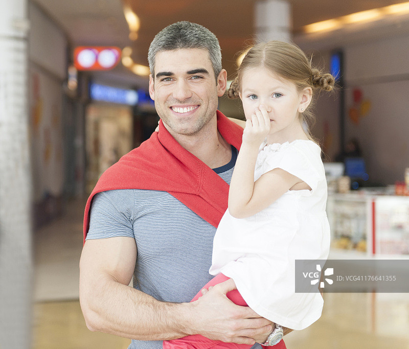 父亲抱着齐腰高的小女儿图片素材