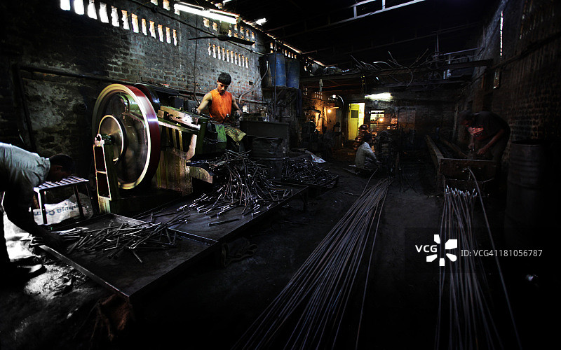 印度工人:钢铁厂图片素材