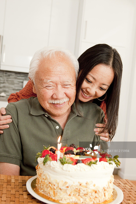 日本父亲和女儿庆祝生日图片素材