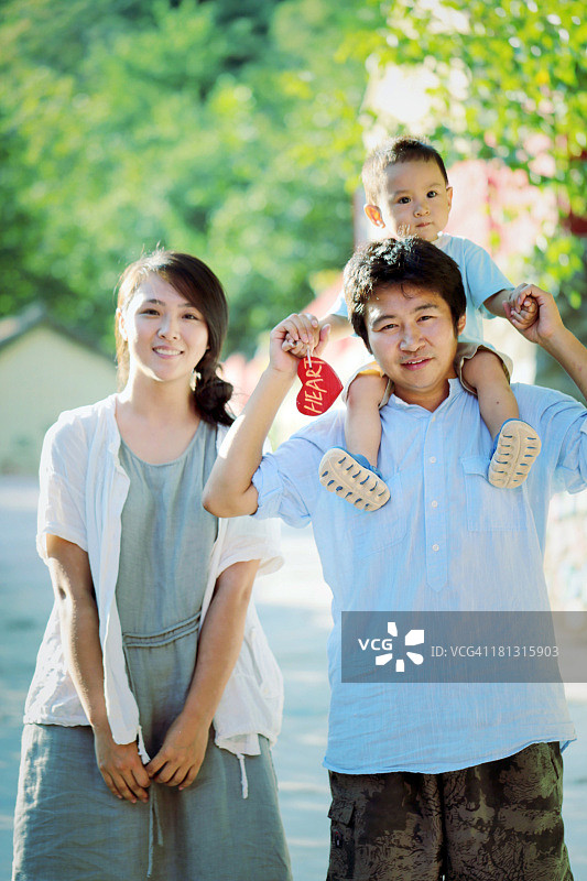 幸福家庭在中国的夏天图片素材