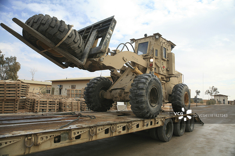 伊拉克，阿拉马迪，2008年1月5日——在伊拉克高速公路巡逻基地，一辆叉车从一辆后勤支援车上卸下。图片素材