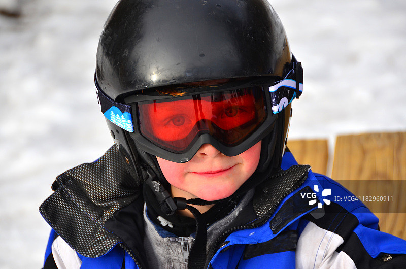 滑雪的男孩图片素材