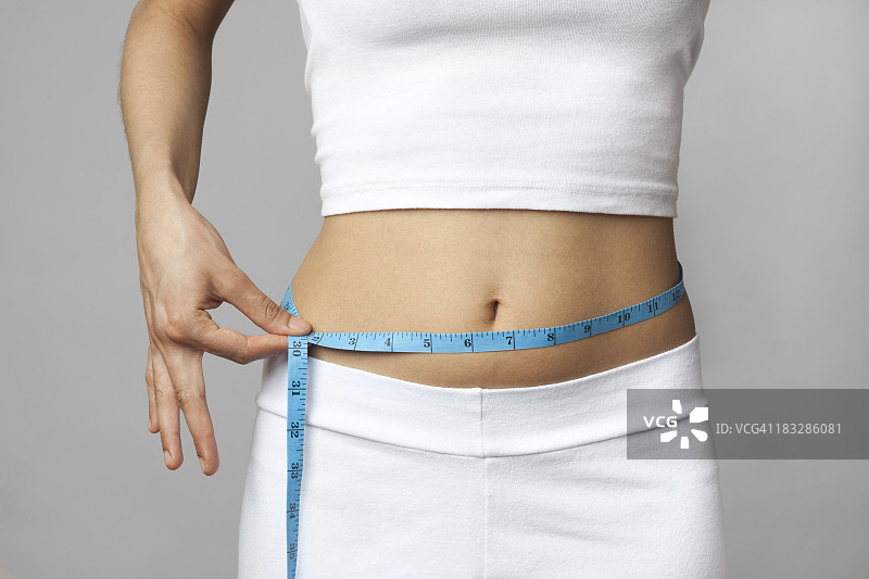 瘦女人测量腰围图片素材