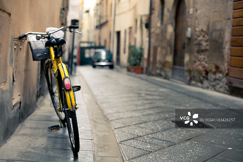 倚靠在墙上的老式自行车，意大利图片素材