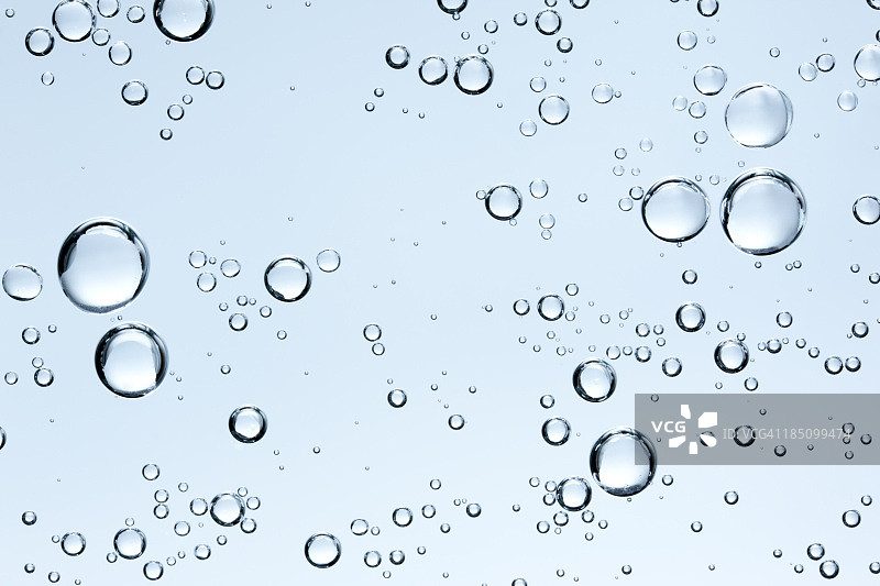 泡沫在清澈的淡水在蓝色的背景图片素材