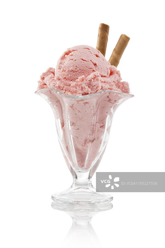 草莓冰淇淋圣代。图片素材