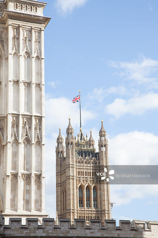 英国伦敦威斯敏斯特教堂上的英国国旗图片素材