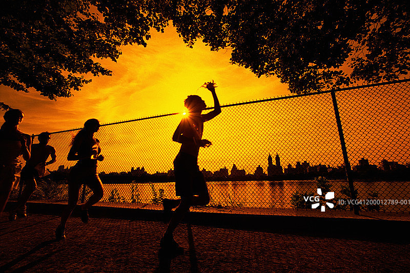 美国，纽约，在中央公园慢跑，日落图片素材