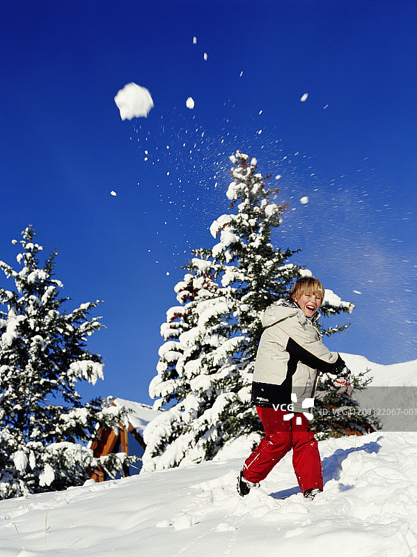 男孩(10-12)扔雪球图片素材