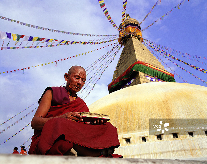 尼泊尔，加德满都，菩提塔前的高僧图片素材