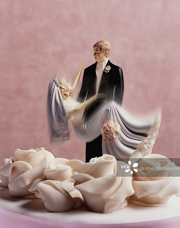 婚礼蛋糕小雕像，新郎抛新娘(数码增强版)图片素材