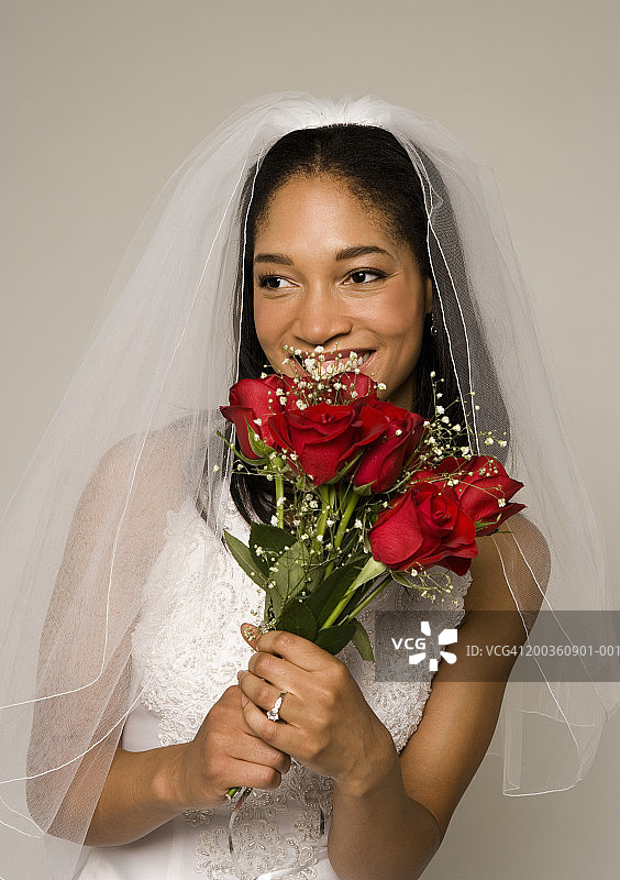 新娘手捧玫瑰花束图片素材