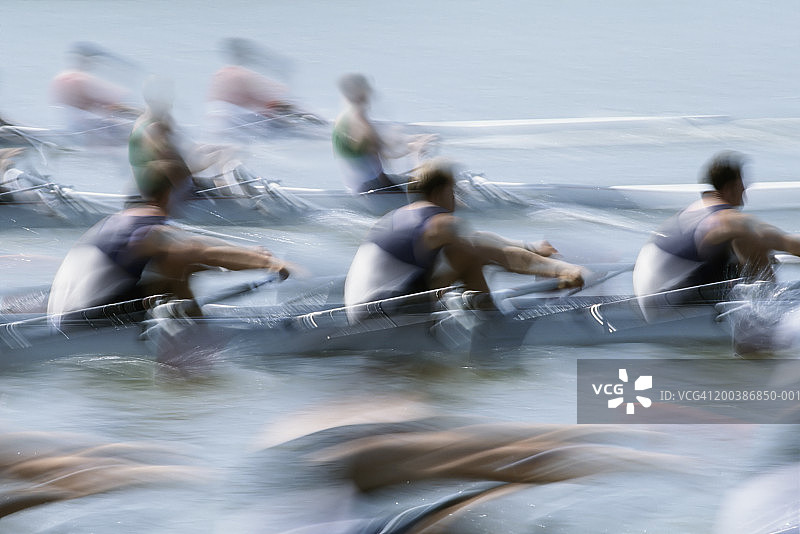 男子赛艇队比赛，侧视图(模糊动作)图片素材