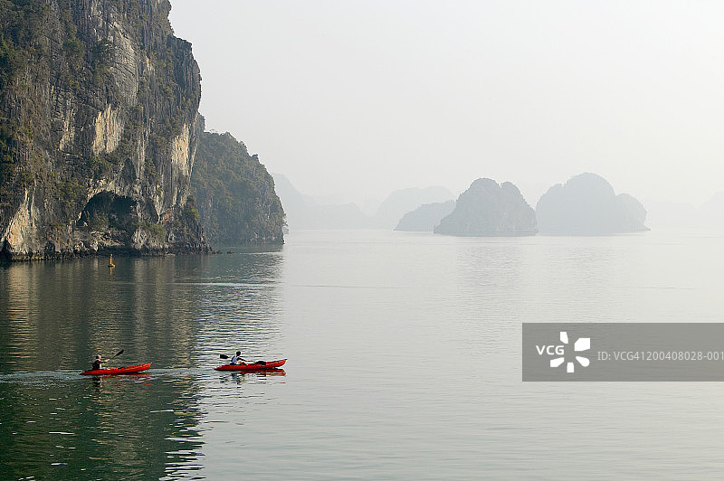 越南，下龙湾，两人皮划艇，侧视图图片素材