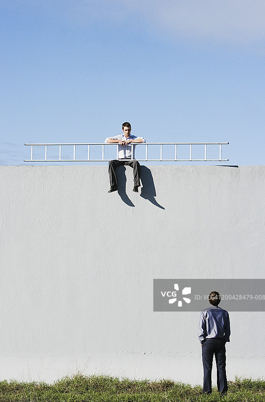 男人，后视镜，看着坐在墙上扶着梯子的男人图片素材