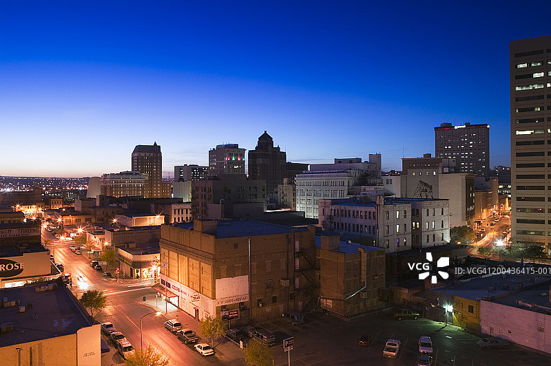 美国，德州，埃尔帕索，市中心的天际线，黄昏图片素材