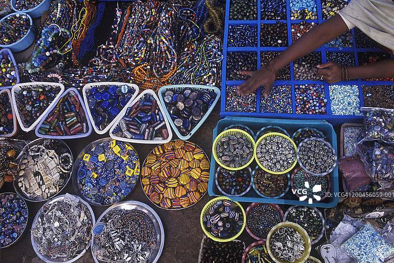 印度，瓦拉纳西，达萨斯瓦梅德加特，玻璃珠子的选择图片素材