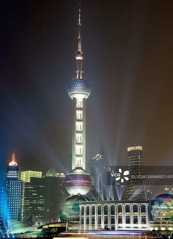 中国，上海，浦东，东方明珠塔夜光璀璨图片素材