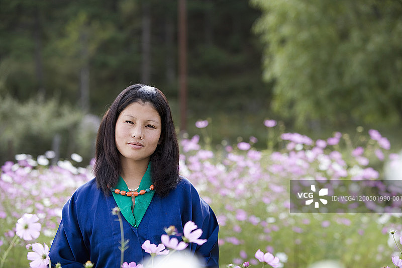 不丹，布姆唐，户外的年轻女子，微笑着，肖像图片素材