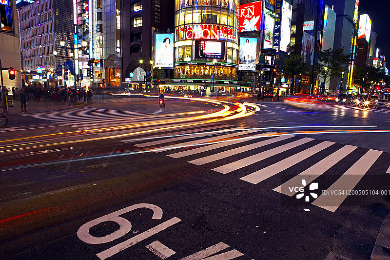 日本，东京，中央区，银座，夜间行人过街图片素材