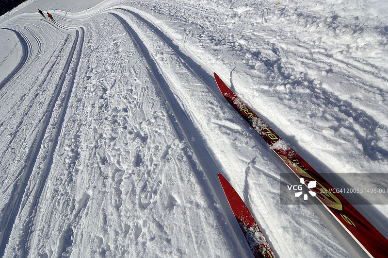 奥地利，滑雪者在斜坡上的跑道上，滑雪者在远处图片素材