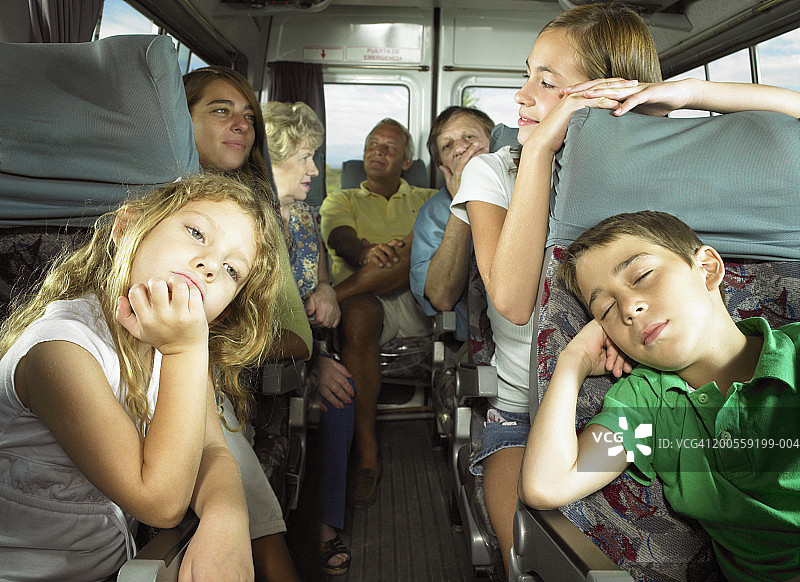 一家人在公交车上以各种姿势坐着图片素材