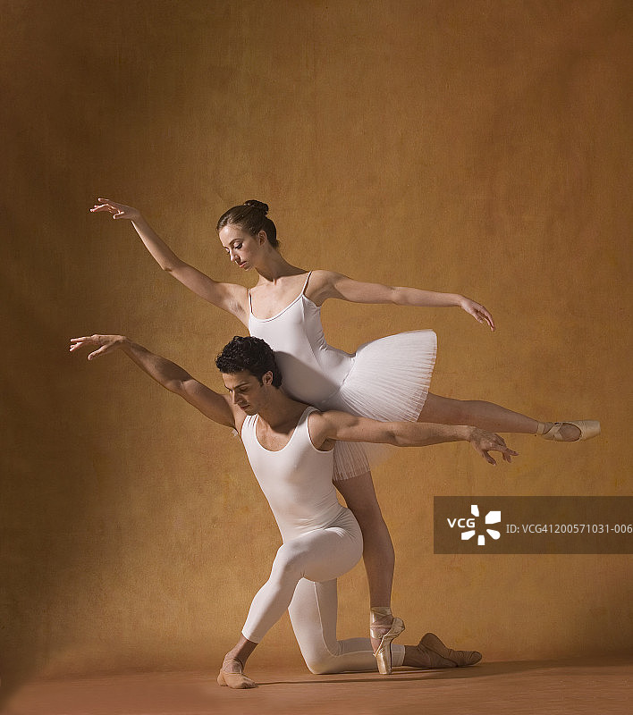 男人和女人在表演芭蕾舞，从侧面看图片素材