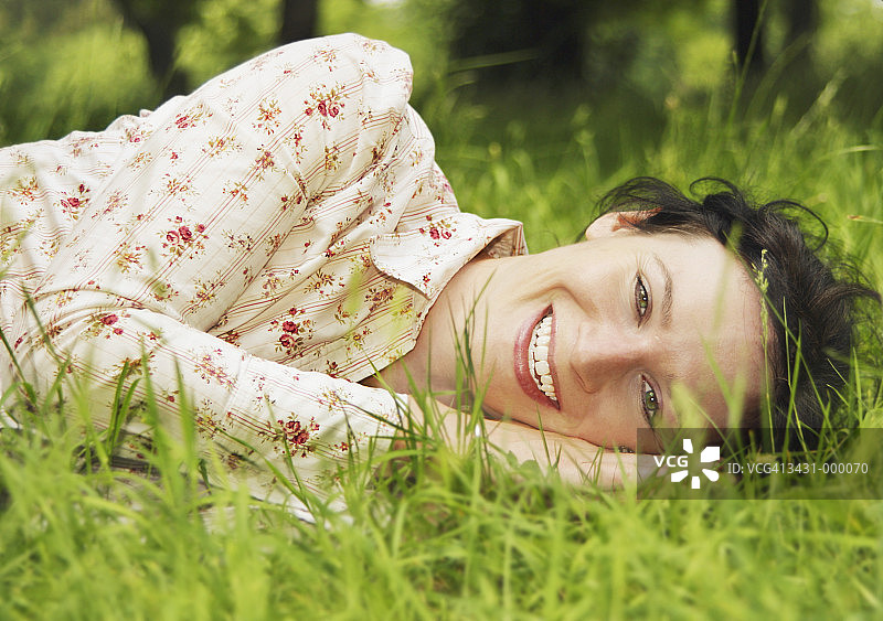 躺在草坪上的女人图片素材