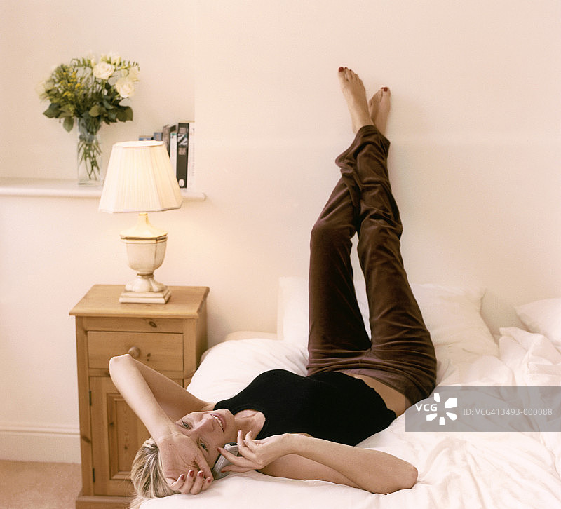 躺在床上的女人图片素材