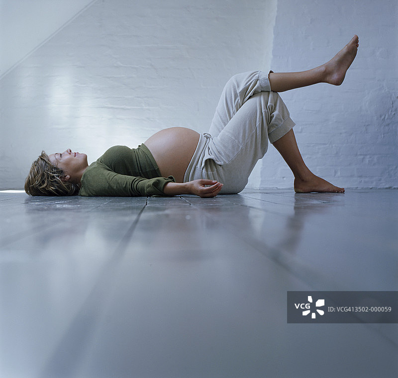 孕妇躺图片素材