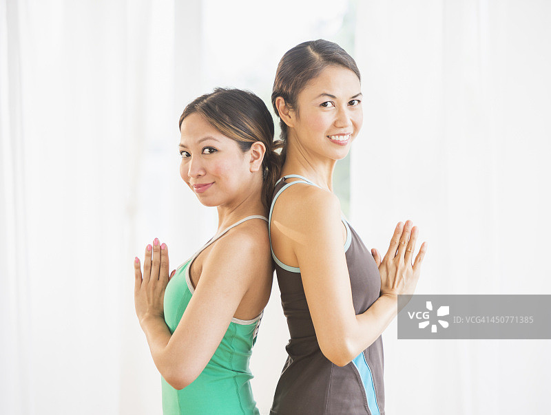 两个上瑜伽课的女人的肖像图片素材