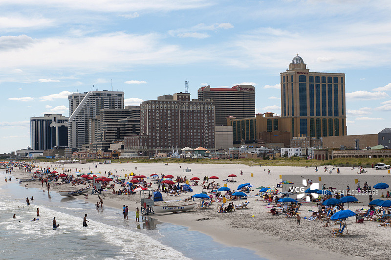 大西洋城的天际线和海滩上的游客。图片素材