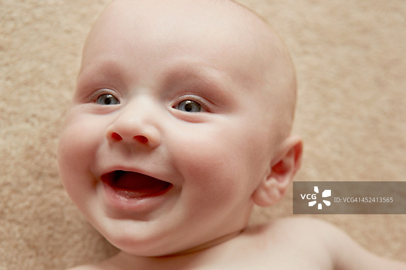 近距离的婴儿与宽阔的微笑图片素材