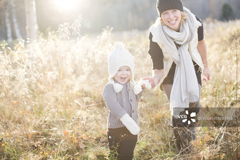 母亲和女儿在秋天散步图片素材