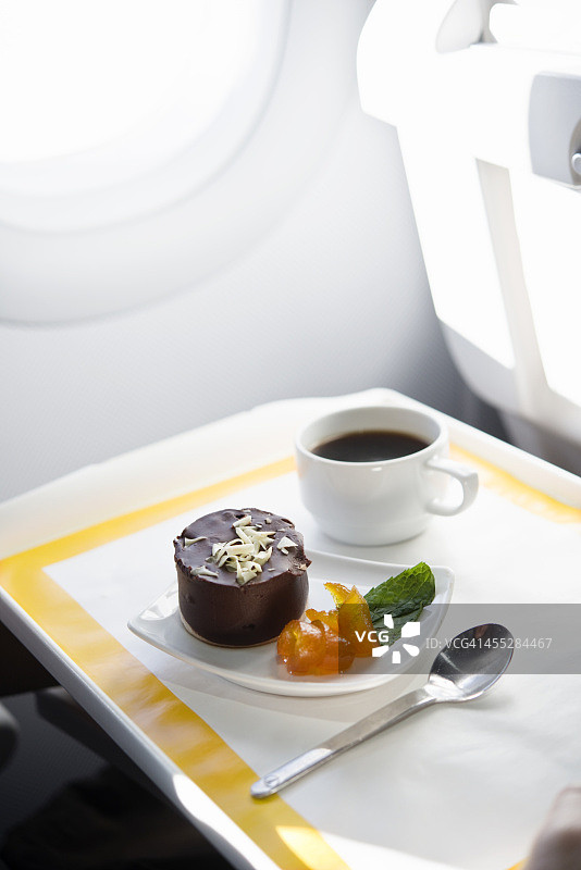 咖啡和甜点在飞机上图片素材