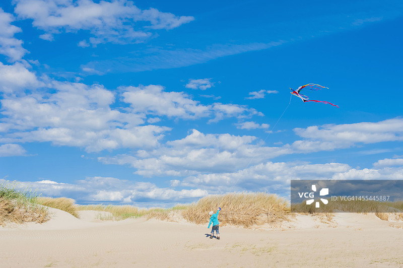 丹麦，Romo，北海放风筝的男孩图片素材