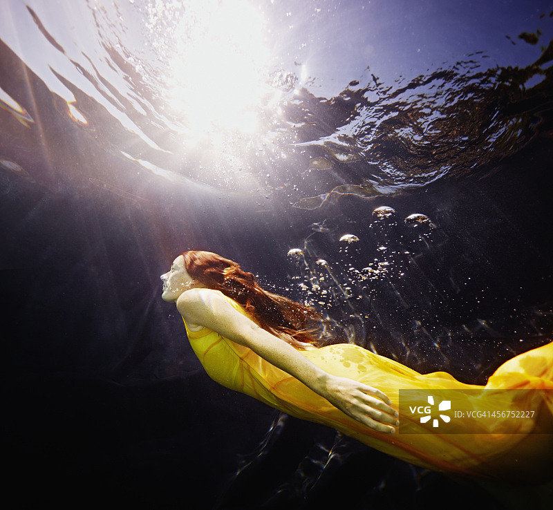 水下女子游泳到水面的观点图片素材