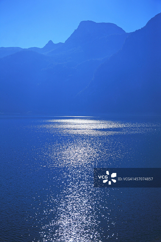 阳光反射在湖面上图片素材