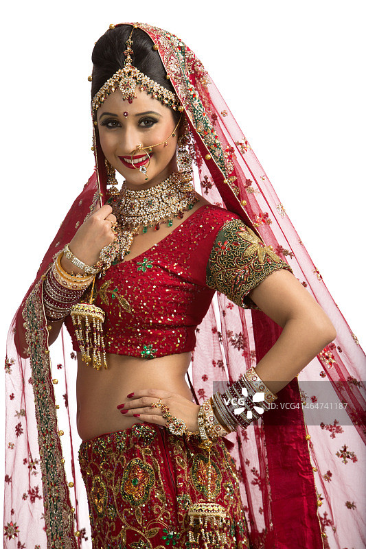 微笑的印度新娘身着传统婚纱图片素材