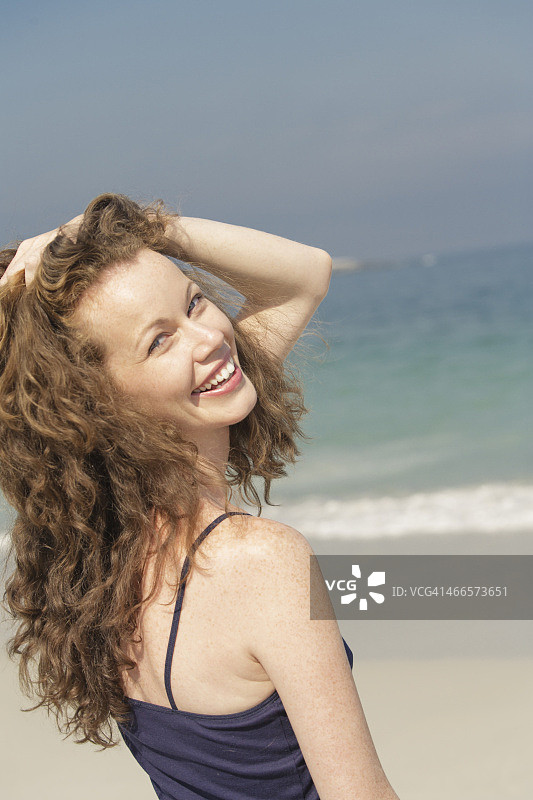 沙滩上微笑的女人图片素材