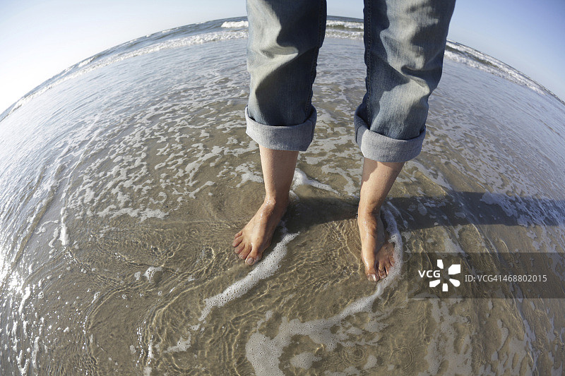 德国，下萨克森州，东弗里西亚，兰吉乌格，海滩上一个女人的脚图片素材