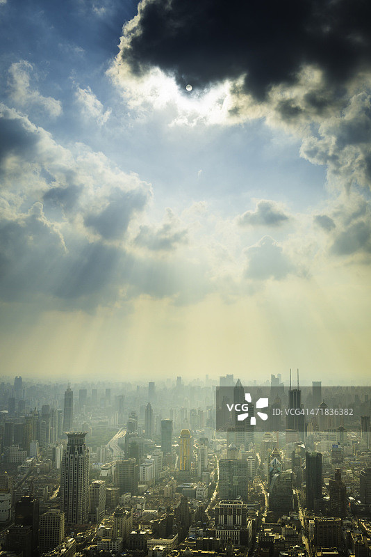 阳光照亮了上海摩天大楼拥挤的天际线未来的城市景观中国图片素材