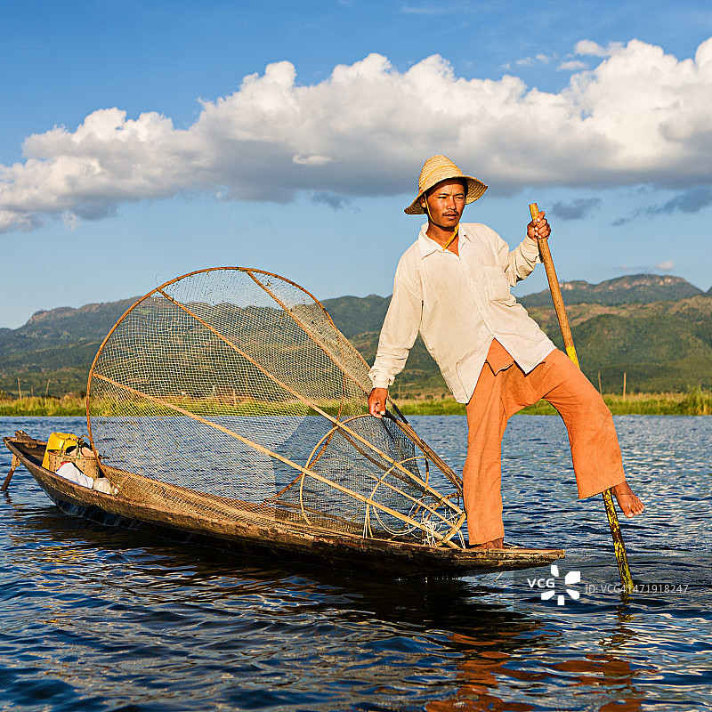 缅甸茵莱湖上的渔夫图片素材